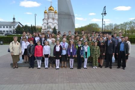 У памятника СОКОЛ